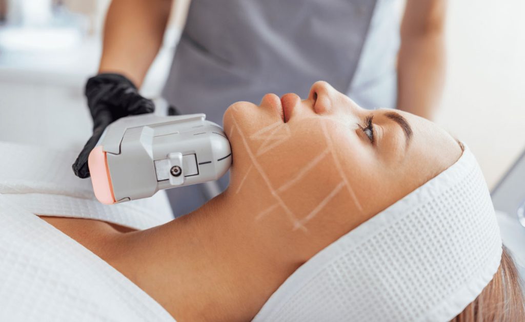 بهترین روش های لیفت صورت بدون جراحی